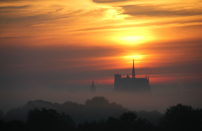 La cathédrale d'Amiens depuis les Hortillonnages au coucher du soleil