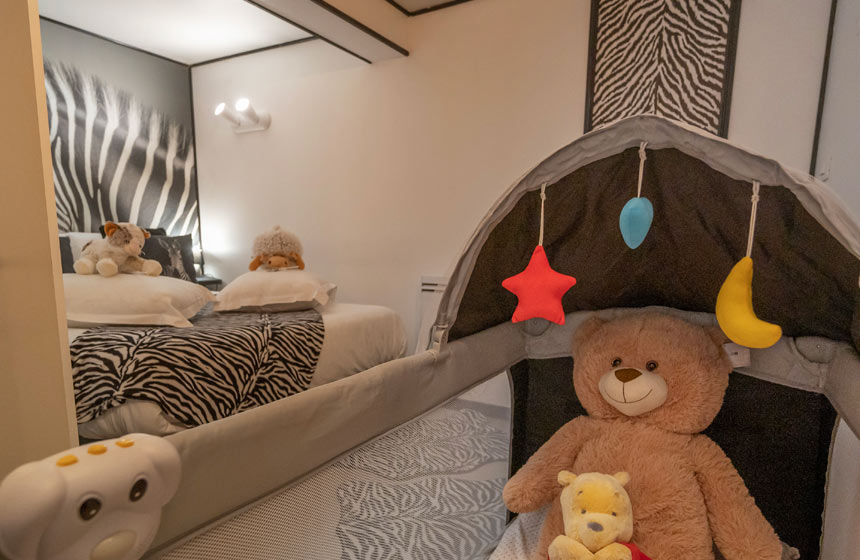 Chambre des enfants avec lit bébé si besoin à L'Instant à Cayeux