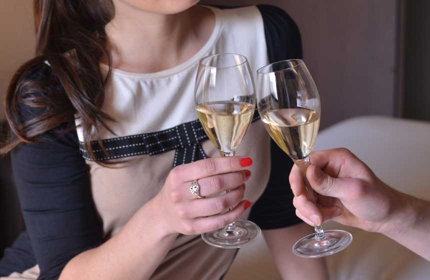 Envie d'une bouteille de champagne : une cave à vin vous attend en bas !