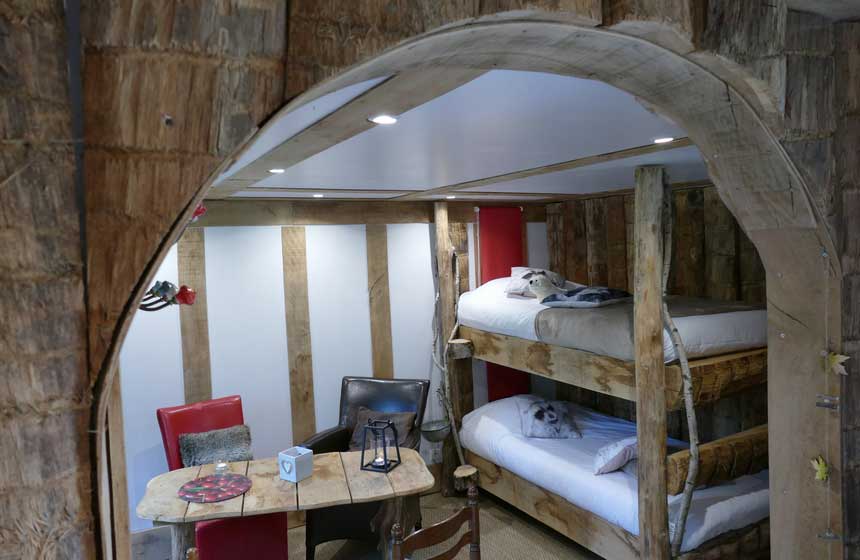 Des lits superposés en vrais rondins de bois