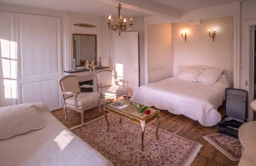 Chambres d'hôtes La Tour Blanche - Retrouvez l'esprit d'une chambre nuptiale avec une tenture murale beige - Forest Montiers