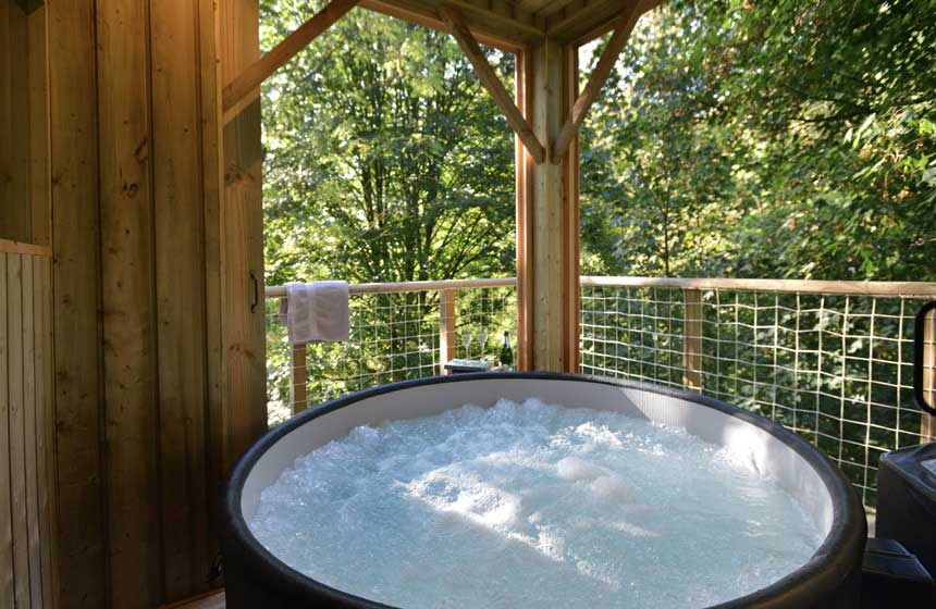 Votre spa sur la terrasse à 37°C - cabane Observatoire au Château des Tilleuls