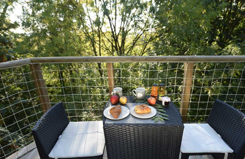 S'il fait beau, petit-déjeuner en terrasse bien couvert au Château des Tilleuls