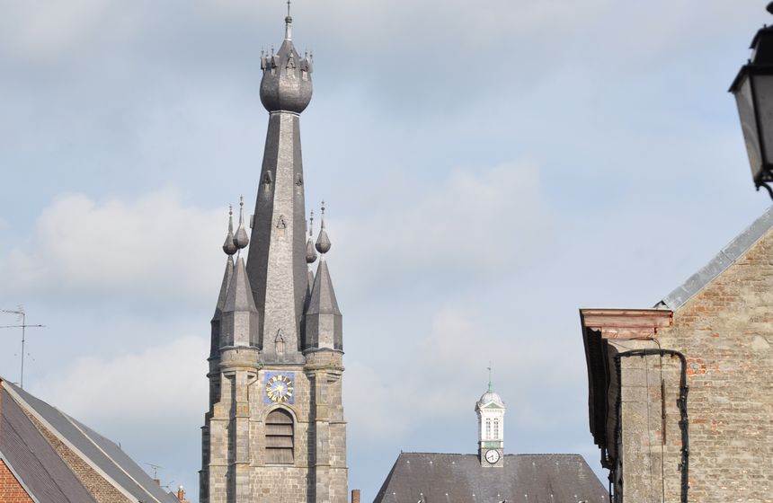 Le clocher de l'églie de Solre-le-Château est ... penché ! Allez vite découvrir son histoire !
