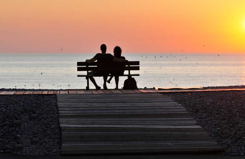 Coucher de soleil en amoureux sur les planches de Cayeux-sur-Mer