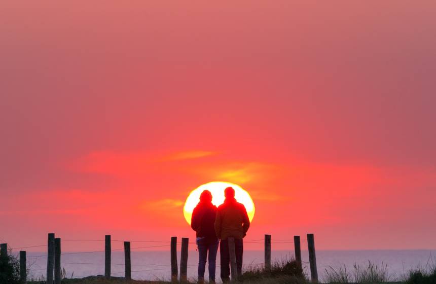Couple au coucher du soleil face à la mer...