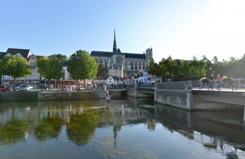 Depuis le quai bélu, vue sur la cathédrale d’Amiens