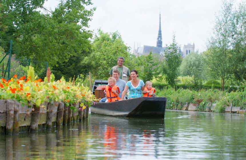 En barque traditionnelle dans les Hortillonnages d’Amiens