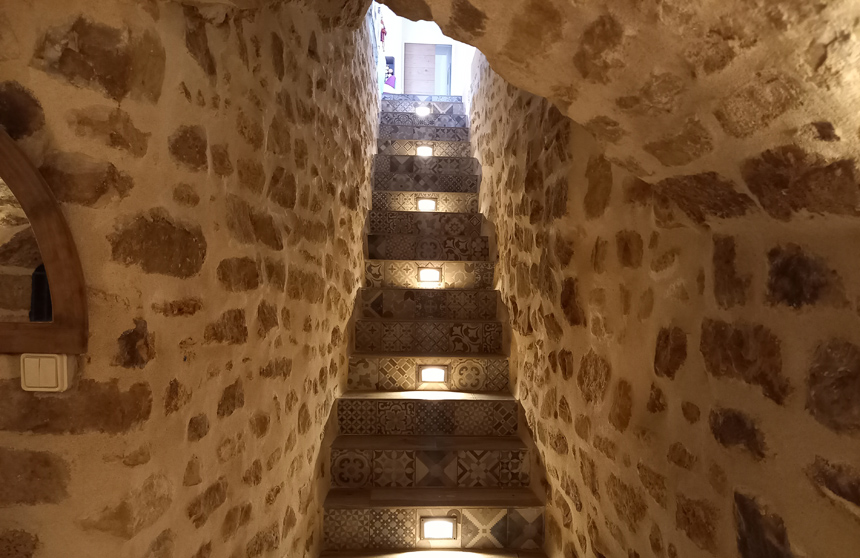 Escaliers de la cave voutée du gite la demeure à Hautevesnes