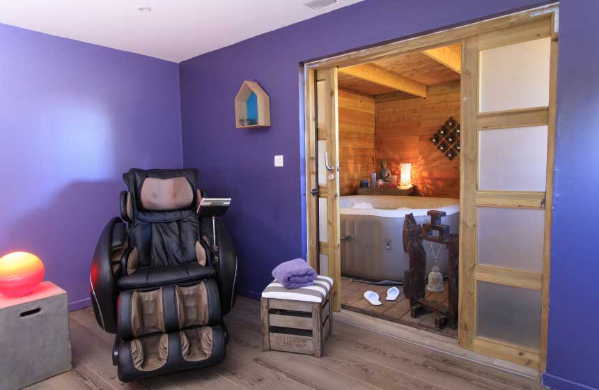 Espace spa avec fauteuil massant aux Lodges de Malbrough