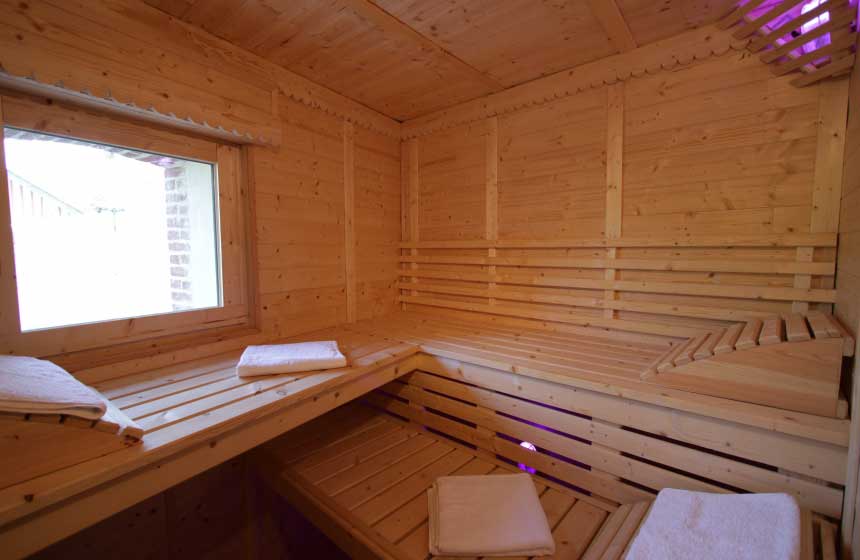 Et si vous en profitiez pour compléter la détente au jacuzzi par le rituel sauna