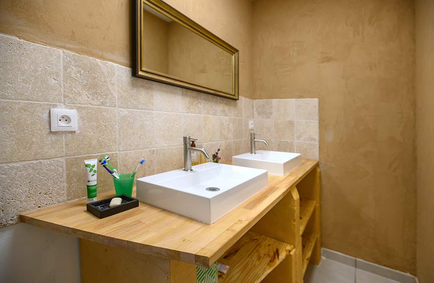 Votre salle de bains, avec vraie douche à l'italienne à la Ferme du Tao - Noyon