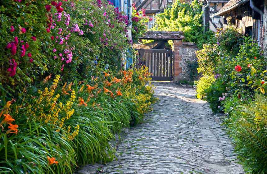 Balade dans les ruelles pavées d’un des plus beaux villages de France : Gerberoy