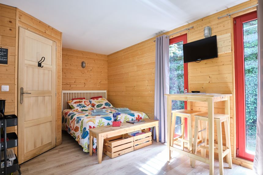 Votre cocon de bois, un lit double pour les parents, à “L'École Buissonnière”