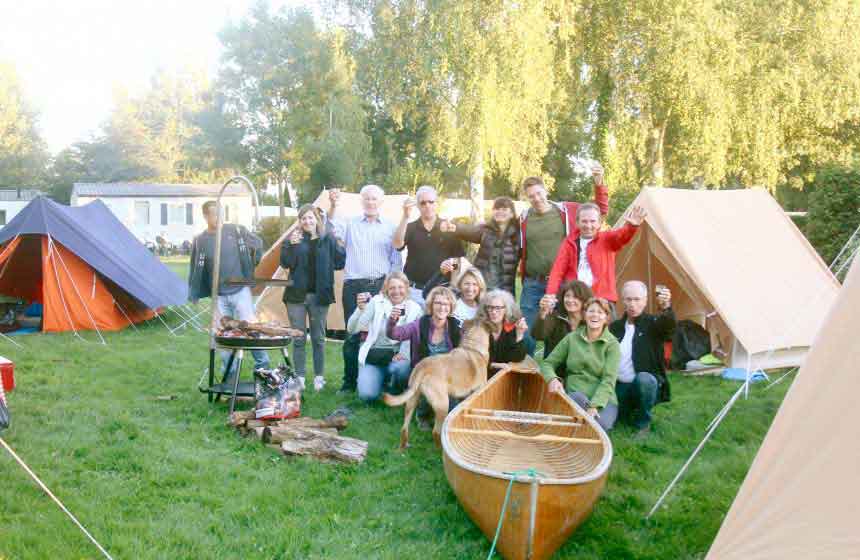 Groupe d’amis et canoës au Camping municipal La Peupleraie à Long