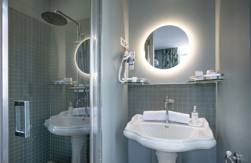 Salle de bain d'une chambre confort de l'hôtel Loysel Le Gaucher 