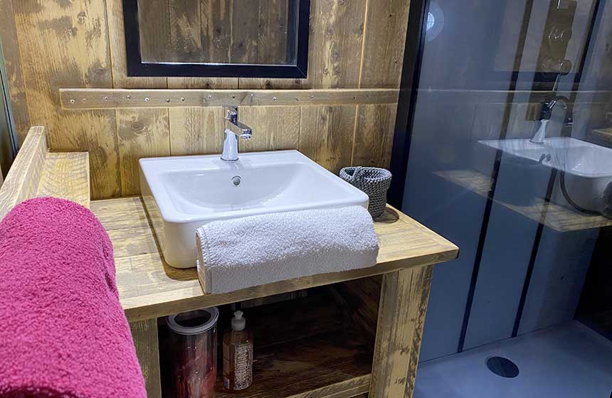 Une vraie salle de bains avec douche, WC suspendus et vasque