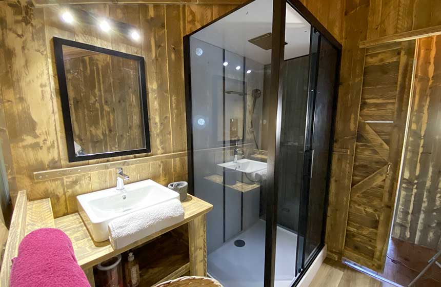 Une vraie salle de bains avec douche, WC suspendus et vasque