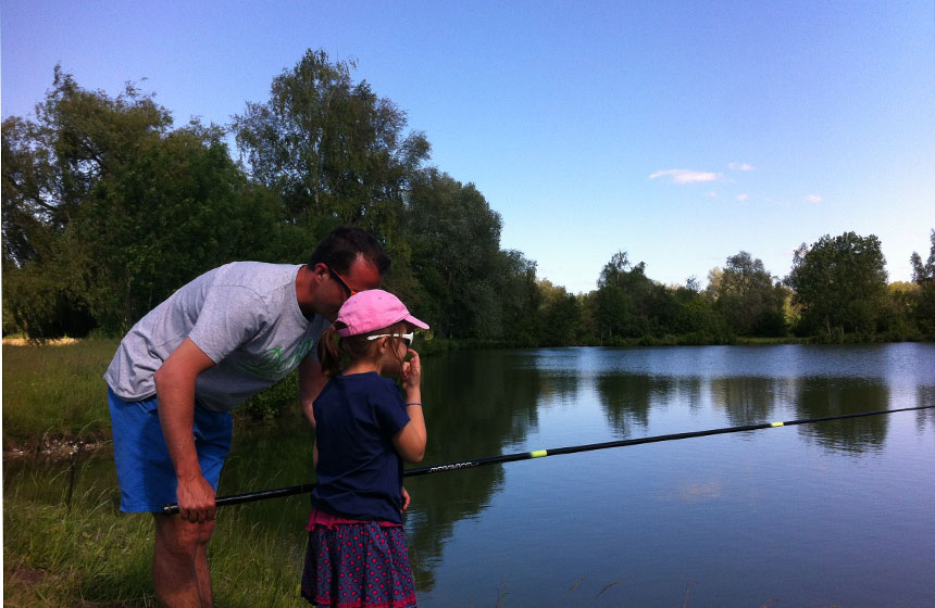 Partager l'activité pêche avec ses enfants à l'étang du camping