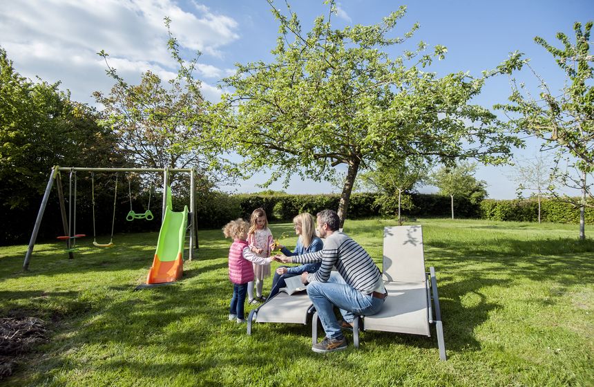 Profitez du jardin : chaises longues pour les parents - jeux pour les enfants !
