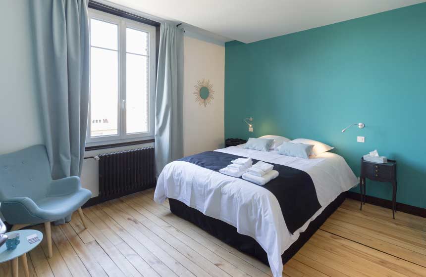 L’ambiance chaleureuse de la chambre appelée « Turquoise» à La Salamandre à Beauvais