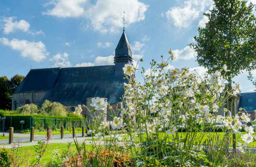 L’église de Liessies, au bord du Parc de l’abbaye, lieux propices à la détente