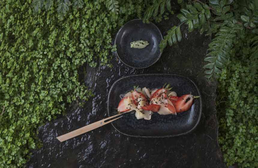Millefeuille de fraises et gingembre, sésame grillé et mousse de wasabi