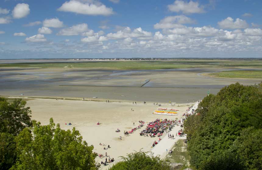Pause apéro les pieds dans le sable avant de reprendre la route. C’est à la Buvette de la plage à Saint-Valery-sur-Somme !