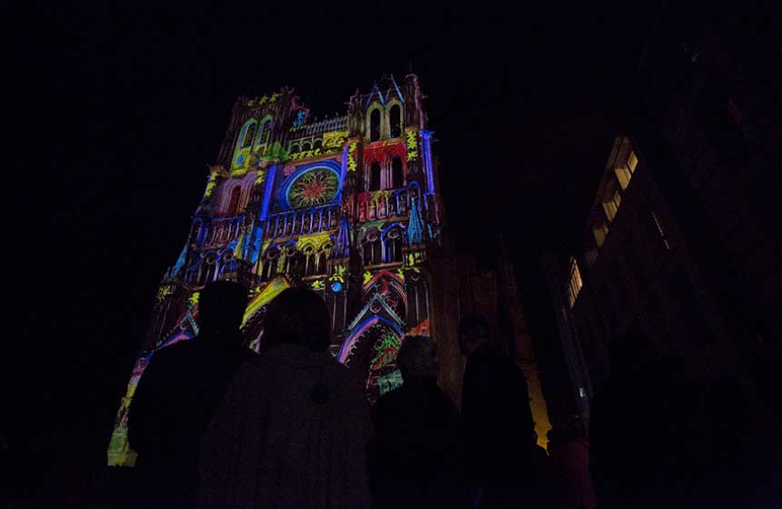 La cathédrale d’Amiens brille de mille couleurs...