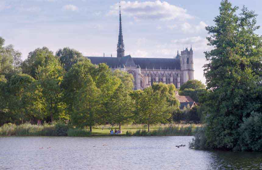 La cathédrale d’Amiens depuis le parc Saint-Pierre et son plan d’eau