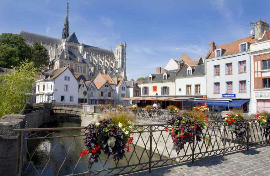 La cathédrale d’Amiens depuis le quartier Saint-Leu, le quartier animé de la ville