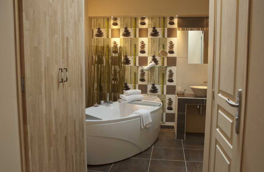 La salle de bain avec sa baignoire ilôt de la chambre Zen à la Filature - Saint-Quentin