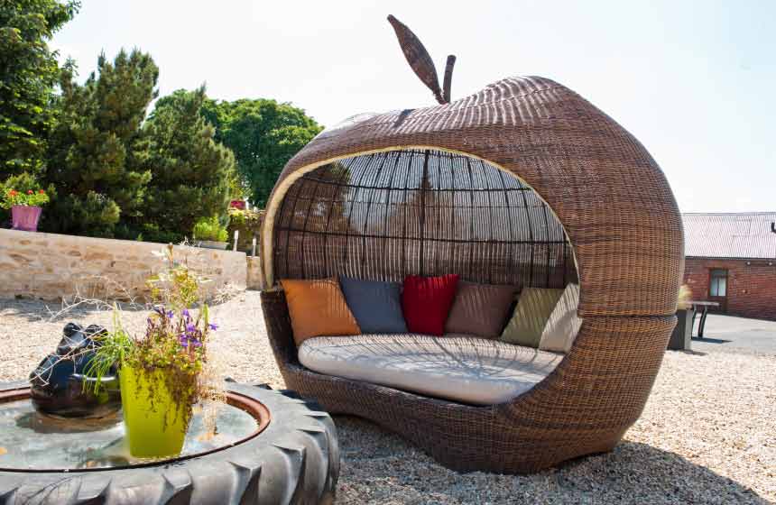 La terrasse du Prieuré et son mobilier arty siestez… dans une pomme !