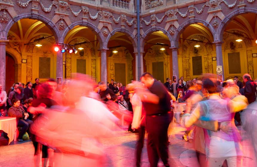 La vieille Bourse sur la Grand’place à Lille transformée en piste de tango