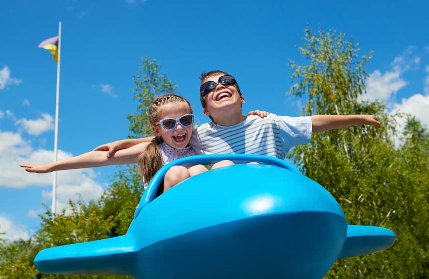 Les enfants font l'avion au Parc d’attraction