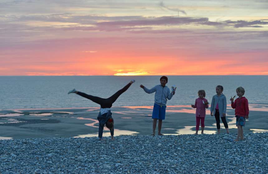 Les enfants jouent sur la plage de Cayeux-sur-Mer