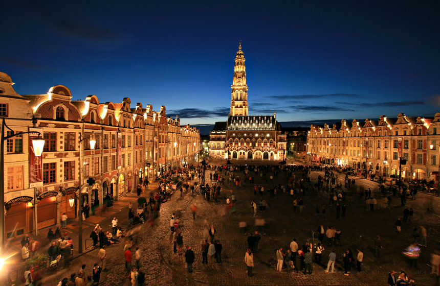 Les façades illuminées sur la Grand-Place d’Arras