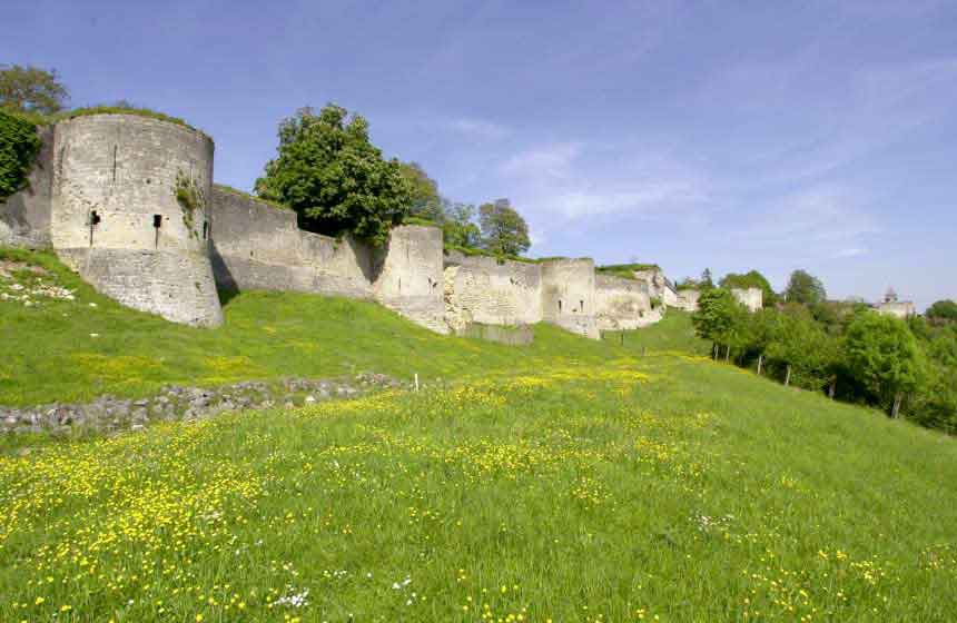 Les remparts de Coucy le Château