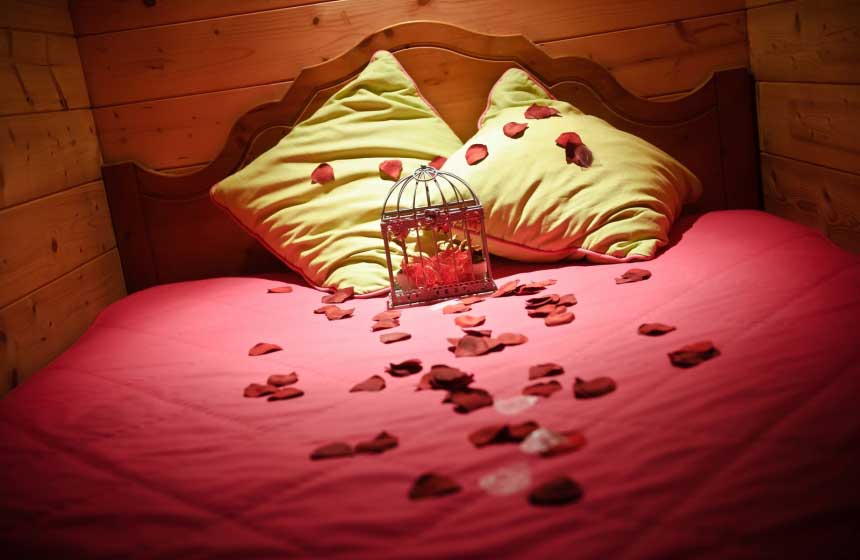 Un lit douillet pour une nuit reposante à la Maison de l’Omignon