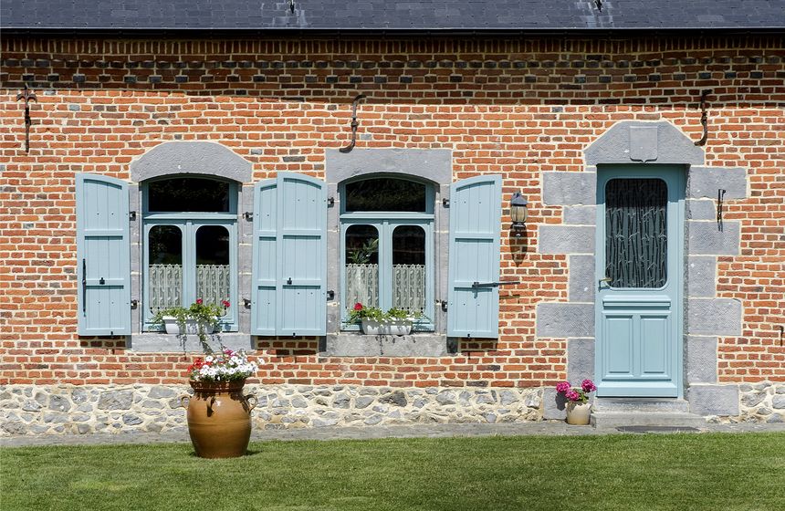 Maison typique de l'Avesnois en briques et pierre bleue à Maroilles
