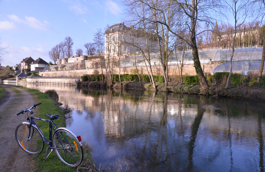 A vélo le long du fleuve Somme dans le charmant bourg de Long