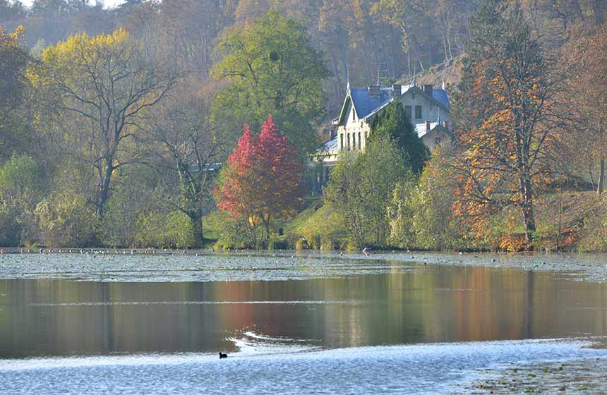 Le lac, au pied du Château de Pierrefonds