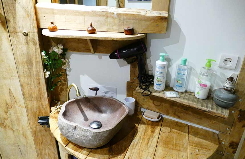 Une vraie salle de bains avec douche à l'italienne
