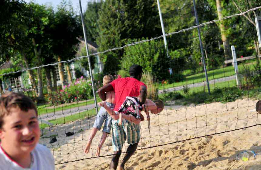 Partie de beach volley au Camping Ferme des Aulnes_Nampont Saint Martin