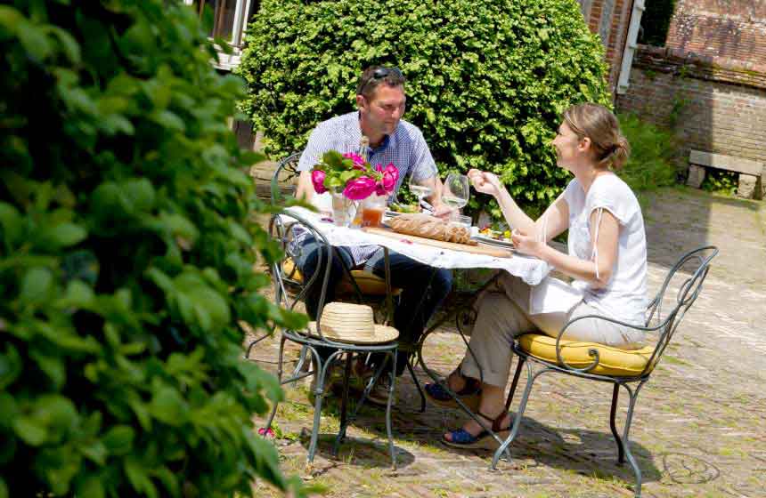 Pause-thé en duo au Jardin des Ifs, à Gerberoy
