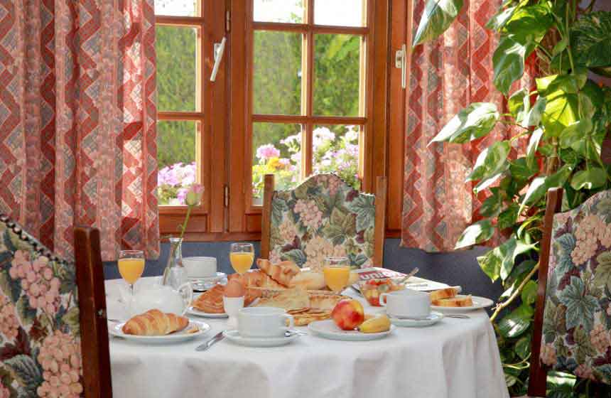 Hôtel Le Pot d'Etain - Régalez vous avec un copieux petit déjeuner continental - Holnon