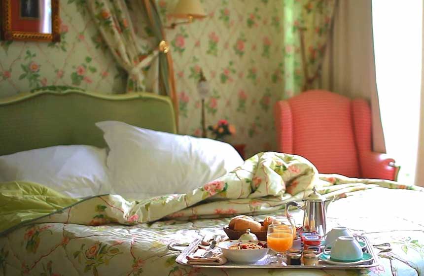 Petit-déjeuner en chambre “luxe” au Domaine de la Chartreuse