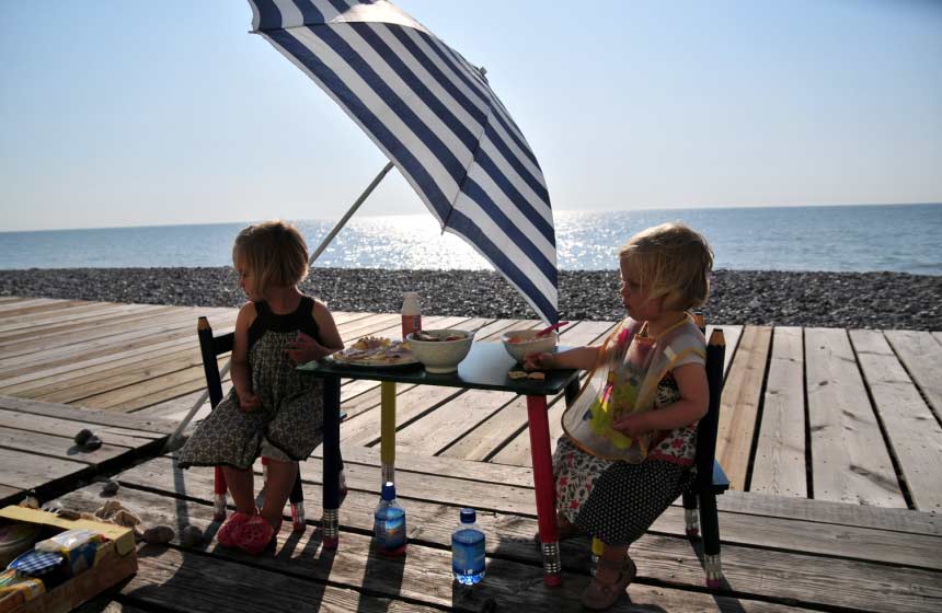 Pique-nique en famille sur la plage de Mers-les-Bains