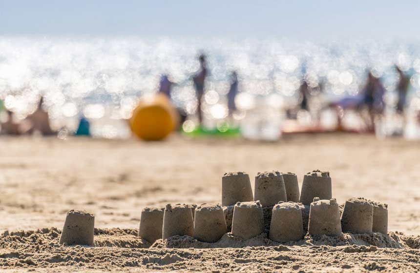 Faire des châteaux de sable avec papa ou maman sur la plage de Quend-Plage