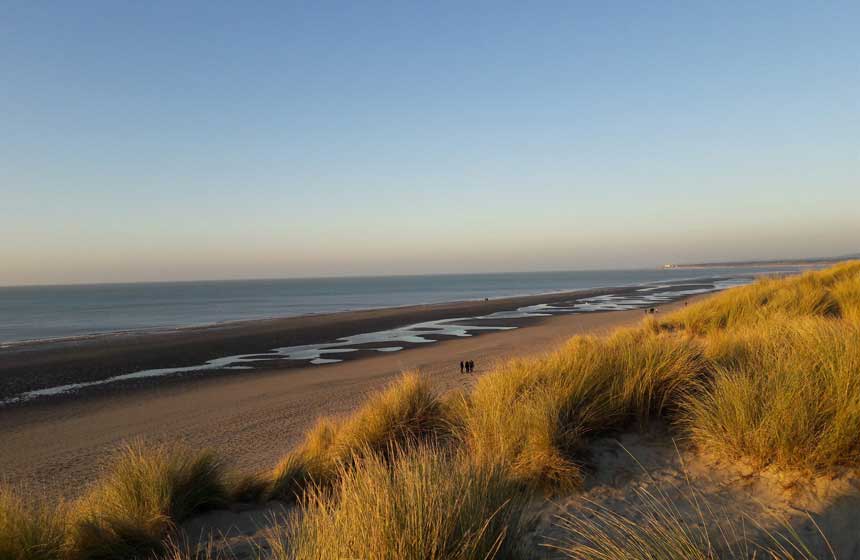 Longue plage de sable fin et dunes au Touquet